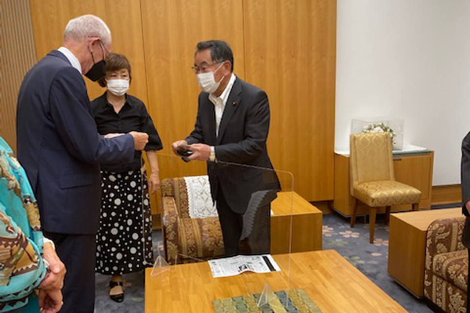 ㉑7.19首相官邸にて（塩谷立議員と）